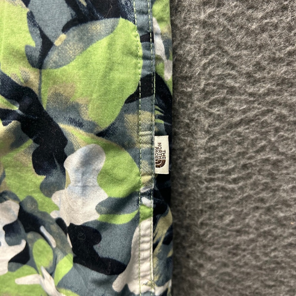 The North Face‎ Mens S Camo Tropical Print Short Sleeve Button Up Shirt NF0A55ND - Picture 7 of 9